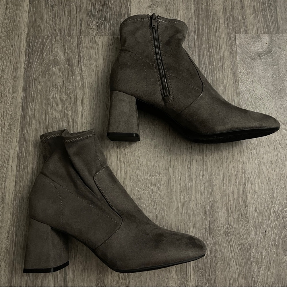Kelly & Katie Gessie Bootie Size 8 M Grey